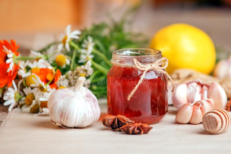 miel dans un pot de verre avec des fleurs calendula camomile racine gingembre ail anis ingredients du the immunitaire concept 157711107